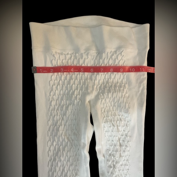 Free People white quilted textured leggings split bottom S NWOT butter soft - Picture 4 of 6